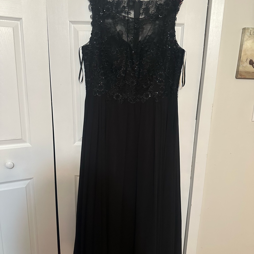 Elegant Black Lace Evening Gown